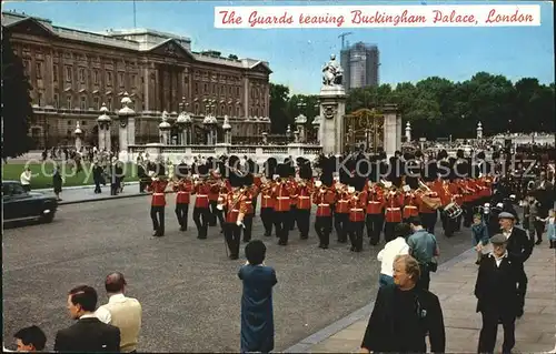 AK / Ansichtskarte London The Guards leaving Buckingham Palace Kat. City of London