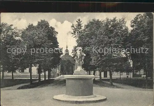 AK / Ansichtskarte Oranienbaum Marktplatz Brunnen Kirche Luftkurort Kat. Oranienbaum