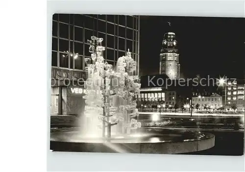 AK / Ansichtskarte Dresden Glasbrunnen am Pirnaischen Platz Rathaus Nachtaufnahme Kat. Dresden Elbe