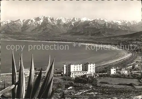 AK / Ansichtskarte Calvi La plage et le fond du Golfe Gebirge Kat. Calvi