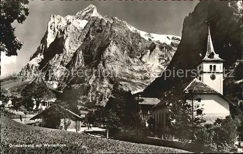 AK / Ansichtskarte Grindelwald Ortsansicht mit Kirche Wetterhorn Berner Alpen Kat. Grindelwald