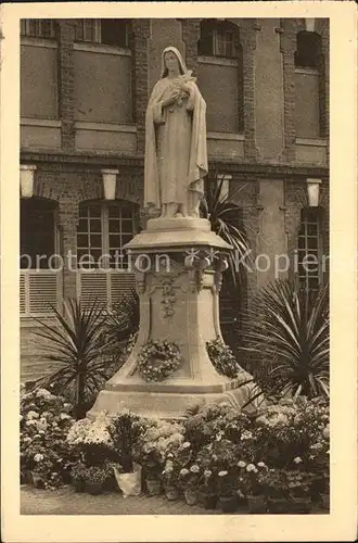 AK / Ansichtskarte Lisieux Statue de Sainte Therese de l Enfant Jesus Entree du Carmel Kat. Lisieux