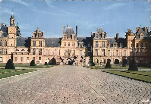 AK / Ansichtskarte Fontainebleau Seine et Marne Cour du Cheval Blanc Chateau Kat. Fontainebleau
