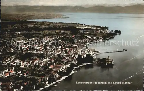 AK / Ansichtskarte Langenargen Bodensee Fliegeraufnahme mit Schloss Montfort Kat. Langenargen
