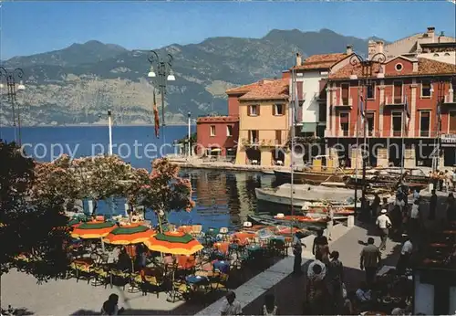 AK / Ansichtskarte Malcesine Lago di Garda Il Porticciolo Hafen Strassencafe Kat. Malcesine