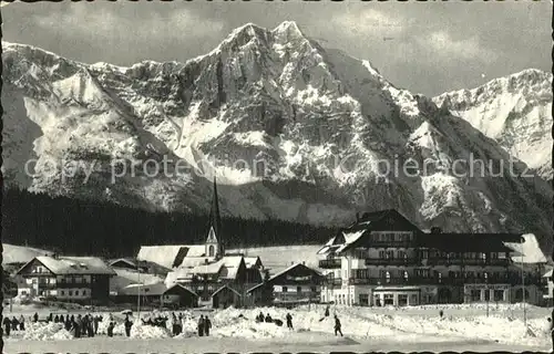 AK / Ansichtskarte Seefeld Tirol Ortsansicht mit Kirche gegen Wettersteingebirge im Winter Kat. Seefeld in Tirol