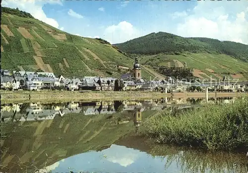 AK / Ansichtskarte Zell Mosel Uferpartie am Fluss Wasserspiegelung Weinberge Kat. Zell (Mosel)