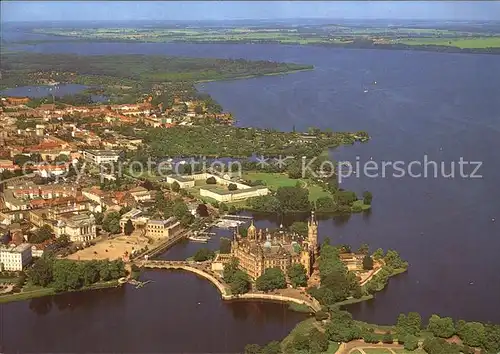 AK / Ansichtskarte Schwerin Mecklenburg Schloss Sitz des Landtages Landeshauptstadt Staatstheater Museum Marstall Wadewiese Seen Fliegeraufnahme Kat. Schwerin