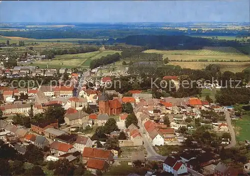 AK / Ansichtskarte Stavenhagen Historischer Stadtkern ev. Stadtkiche 18. Jhdt. Fliegeraufnahme Kat. Stavenhagen Reuterstadt