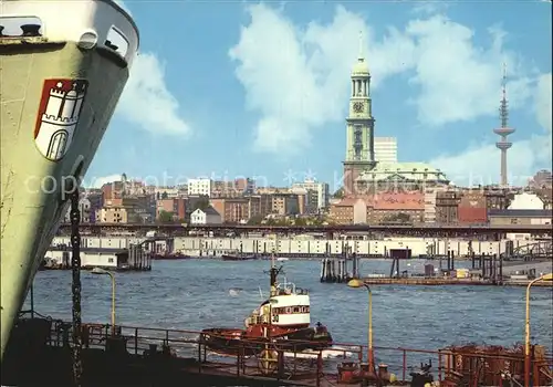 AK / Ansichtskarte Hamburg Hafen mit Michaeliskirche und Fernsehturm Schiffsbug Schlepper Kat. Hamburg