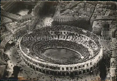 AK / Ansichtskarte Nimes Les Arenes jour de corrida vue aerienne Stierkampfarena Kat. Nimes