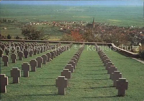 AK / Ansichtskarte Bergheim Elsass Deutscher Soldatenfriedhof mit Blick auf den Ort Kat. Bergheim