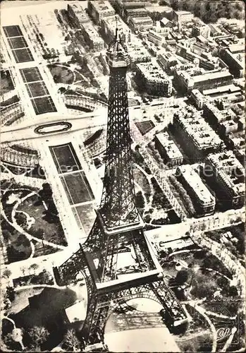 AK / Ansichtskarte Paris La Tour Eiffel vue aerienne Kat. Paris