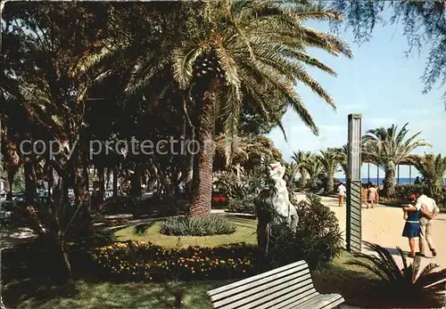 AK / Ansichtskarte Finale Ligure Riviera delle Palme Palmizi e giardini della passeggiata a mare Gruenanlagen Palmenhain Promenade