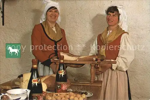 AK / Ansichtskarte Lipica Trachtentraegerinnen im Weinkeller Kobilfrane Kat. Sezana