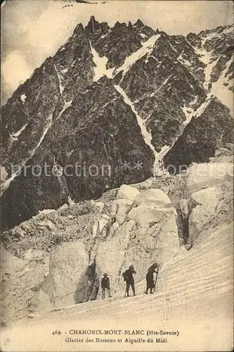 AK / Ansichtskarte Chamonix Glacier des Bossons et Aiguille du Midi Bergsteiger Gletscher Gebirgspanorama Kat. Chamonix Mont Blanc