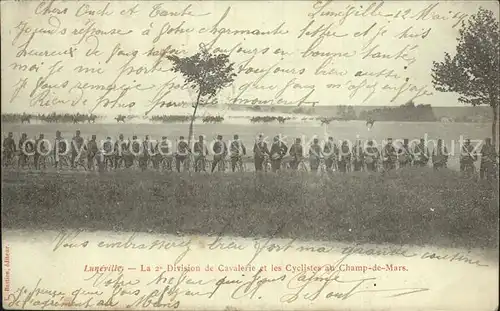 AK / Ansichtskarte Luneville Division de Cavalerie et les Cyelistes au Champ de Mars Kat. Luneville