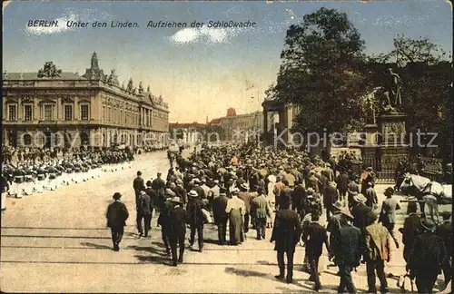 AK / Ansichtskarte Berlin Unter den Linden Aufziehen der Schlosswache Kat. Berlin