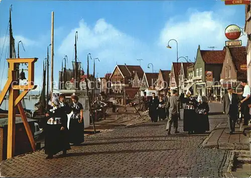 AK / Ansichtskarte Volendam Seepromenade Hafen Tracht Kat. Niederlande