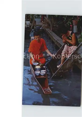 AK / Ansichtskarte Thailand Thai People offer food to Buddhist Kat. Thailand