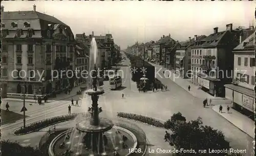 AK / Ansichtskarte La Chaux de Fonds Rue Leopold Robert Fontaine Kat. La Chaux de Fonds