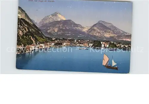 AK / Ansichtskarte Riva del Garda Panorama mit Segelboot Kat. 