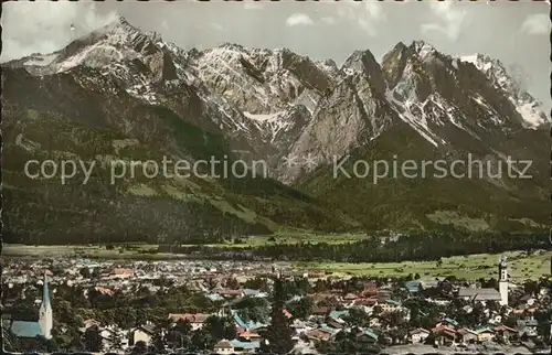 AK / Ansichtskarte Garmisch Partenkirchen Gesamtansicht mit Zugspitzgruppe Wettersteingebirge Kat. Garmisch Partenkirchen