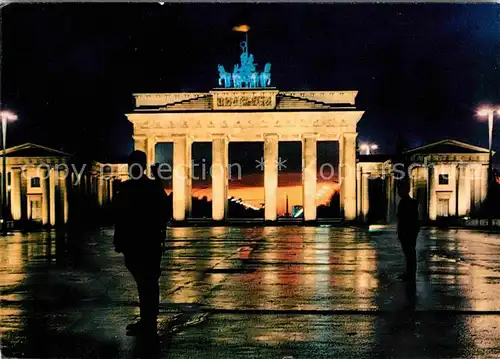 AK / Ansichtskarte Berlin Nachts am Brandenburger Tor Quadriga Hauptstadt der DDR Kat. Berlin