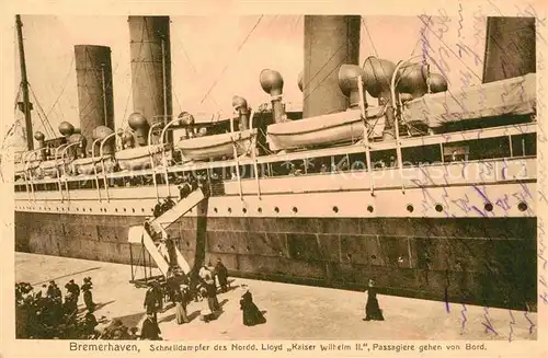 AK / Ansichtskarte Dampfer Oceanliner Kaiser Wilhelm II. Bremerhaven Passagiere gehen von Bord  Kat. Schiffe