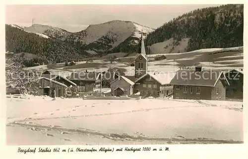 AK / Ansichtskarte Steibis Ortsansicht Bergdorf mit Kirche mit Hochgrat Winterpanorama Allgaeuer Alpen Kat. Oberstaufen