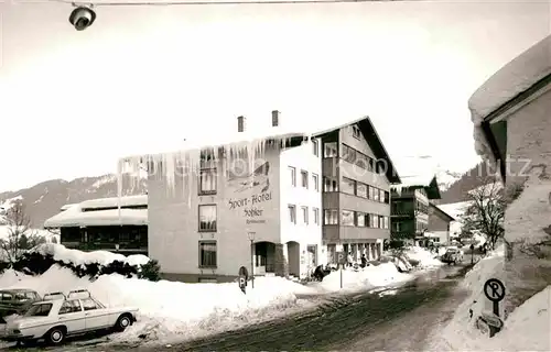 AK / Ansichtskarte Steibis Ortspartie mit Sporthotel im Winter Kat. Oberstaufen