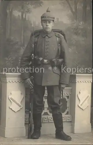 AK / Ansichtskarte Regiment IR 082 Infanterie Soldat mit Gewehr Portrait WK1