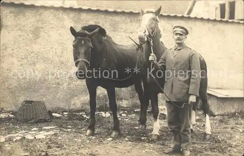 AK / Ansichtskarte Militaria Kavallerie Soldat mit Pferd WK1