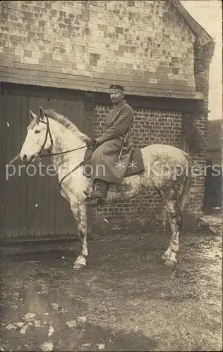 AK / Ansichtskarte Militaria Kavallerie soldat auf dem Pferd Westen WK1