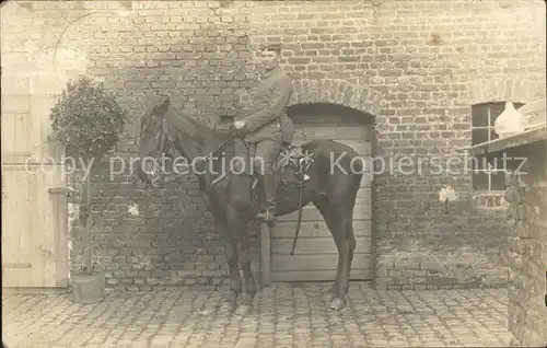 AK / Ansichtskarte Militaria Kavallerie Soldat auf dem Pferd Porz  WK1