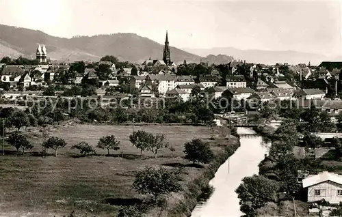 AK / Ansichtskarte Offenburg Stadtbild mit Kirchen Blick zum Schwarzwald Kat. Offenburg