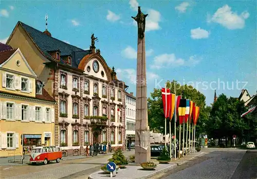 AK / Ansichtskarte Offenburg Rathausplatz Rathaus Ursulasaeule Fahnen Kat. Offenburg