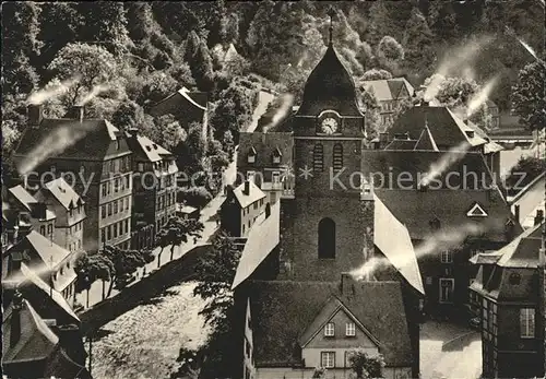 AK / Ansichtskarte Monschau Altstadt im Winter Au Kirche rauchende Schornsteine Kat. Monschau