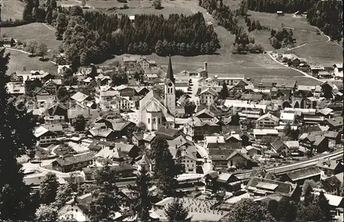 AK / Ansichtskarte Oberstaufen Ortsansicht mit Kirche Schroth und Luftkurort Kat. Oberstaufen