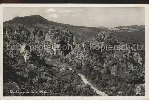 AK / Ansichtskarte Oybin Felsengasse mit Blick zum Hochwald Johannisstein Zittauer Gebirge Kat. Kurort Oybin