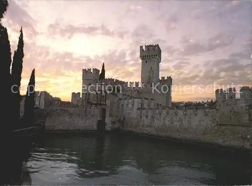 AK / Ansichtskarte Sirmione Castello scaligero Schloss Gardasee / Italien /Italien