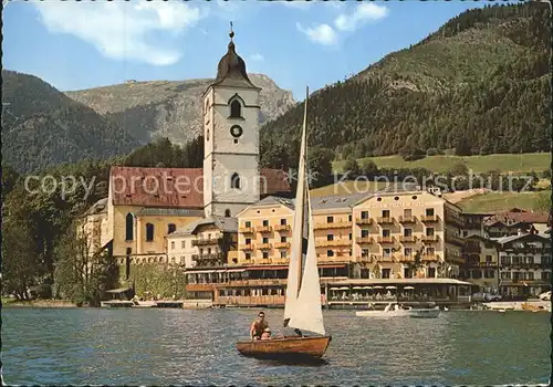 AK / Ansichtskarte St Wolfgang Wolfgangsee Weisses Roessl mit Kirche Bootspartie Kat. St. Wolfgang im Salzkammergut