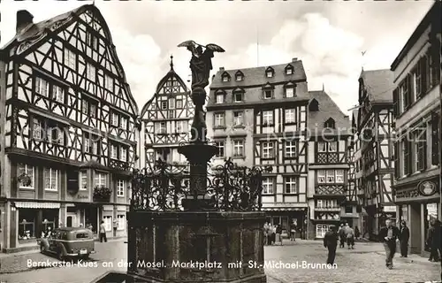 AK / Ansichtskarte Bernkastel Kues Marktplatz St Michael Brunnen Fachwerkhaeuser Kat. Bernkastel Kues