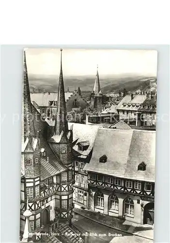 AK / Ansichtskarte Wernigerode Harz Altstadt Fachwerkhaeuser Rathaus mit Blick zum Brocken Kat. Wernigerode