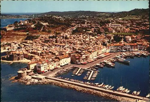 AK / Ansichtskarte Saint Tropez Var La Jetee Vieille Tour Quais Port Citadelle Cote d Azur vue aerienne Kat. Saint Tropez