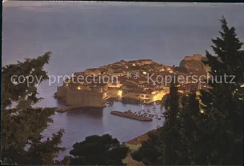AK / Ansichtskarte Dubrovnik Ragusa Blick auf Altstadt Hafen Festung Nachtaufnahme Kat. Dubrovnik