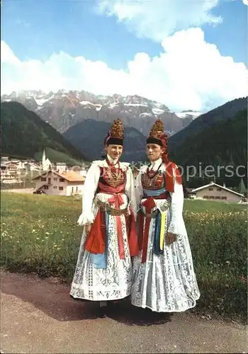 AK / Ansichtskarte Groeden Tirol Frauen in Tracht Kat. Italien