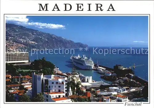 AK / Ansichtskarte Funchal Panorama Hafen Passagierschiff Kueste Kat. Funchal