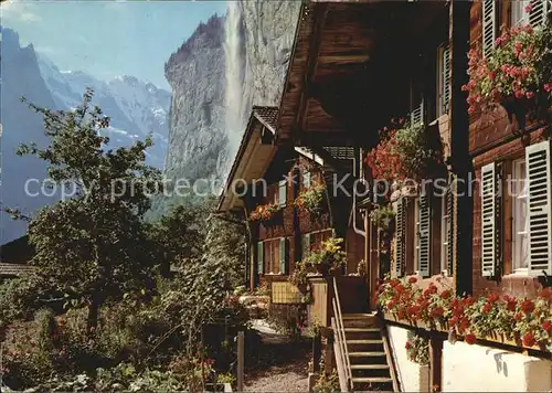 AK / Ansichtskarte Lauterbrunnen BE Blumenschmuck Wohnhaus Staubbach Wasserfall Alpen Kat. Lauterbrunnen