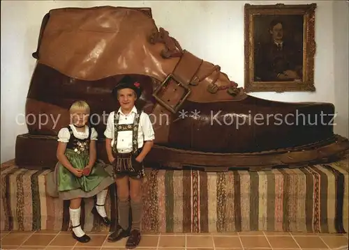 AK / Ansichtskarte Schuhe Heimatmuseum Oberstdorf Kinder Trachten  Kat. Mode